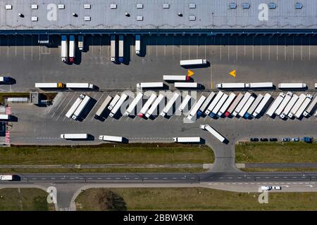 Luftdrohne auf Lastwagen und Logistikzentrum. Lagerantenne Stockfoto