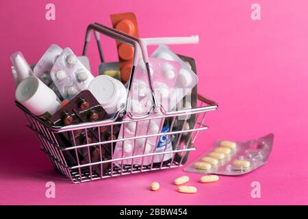 Preise für Konsumkorbprodukte mit Medikamenten auf pinkfarbenem Hintergrund Stockfoto