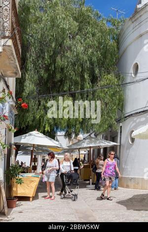 Leute, die auf dem Outdoor-Markt, Loule, Algarve, Portugal einkaufen Stockfoto