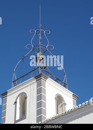 Weiße Glockentürmkirche in Albufeira an der Küste der Algarve in Portugal Stockfoto