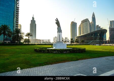 Die Skulptur Win, Victory, Love befindet sich im Burj Park von Emaar vor der Dubai Opera in der Nähe des Burj Khalifa. Dubai, VAE Stockfoto