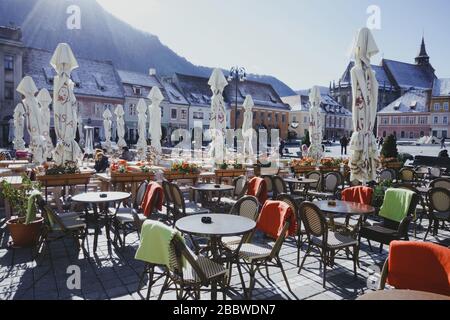 BRASOV, RUMÄNIEN NOVEMBER 1, 2017: Blick auf die Straße Cafe auf dem Hauptplatz in der Altstadt von Brasov. BRASOV, Rumänien, 1. November 2017 Stockfoto