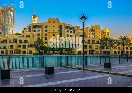 Blick auf die gelben Häuser vom Burj Park an der Emaar-Promenade in der Nähe von Burj Khalifa. Dubai, VAE. Stockfoto