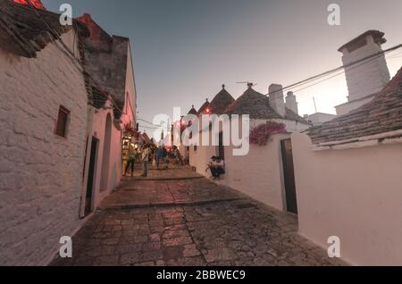 Straßen von Alberobello, Italien. Stockfoto