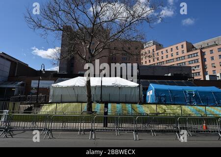 New York City, USA. April 2020. Barrikaden, die eingerichtet wurden, um Personen in der Warteschlange für COVID-19-Tests zu halten, werden vor dem Elmhurst Hospital Center im New Yorker Stadtbezirk Queens, New York, am 1. April 2020 leer gesehen. Die medizinischen Mitarbeiter vor Ort warten immer noch auf die Patienten, die getestet werden müssen, da die Zahl der Todesopfer durch das Coronoviren am 31. März 2020 1000 überschreitet. (Anthony Behar/Sipa USA) Credit: SIPA USA/Alamy Live News Stockfoto