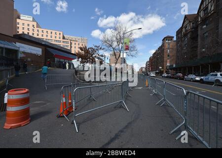 New York City, USA. April 2020. Barrikaden, die eingerichtet wurden, um Personen in der Warteschlange für COVID-19-Tests zu halten, werden vor dem Elmhurst Hospital Center im New Yorker Stadtbezirk Queens, New York, am 1. April 2020 leer gesehen. Die medizinischen Mitarbeiter vor Ort warten immer noch auf die Patienten, die getestet werden müssen, da die Zahl der Todesopfer durch das Coronoviren am 31. März 2020 1000 überschreitet. (Anthony Behar/Sipa USA) Credit: SIPA USA/Alamy Live News Stockfoto