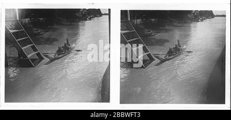 2 buddhistische Mönch mit einem Jungen in einem traditionellen Langschwänzchen, das am Fluss Stung Sangkae paddelt. Stereoskopisches Foto von etwa 1910. Bild auf trockener Glasplatte aus der Sammlung Herry W. Schaefer. Stockfoto