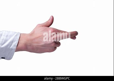 Die Hand eines Mannes in einem weißen Hemd, um die Finger zu kreuzen, ist eine Handgeste, die häufig verwendet wird, um auf isoliertem weißem Hintergrund Glück zu wünschen Stockfoto
