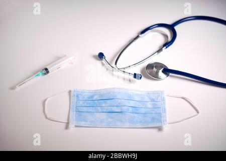 Coronavirus - Covid19 Turquoise Medical Mask. Gesichtsmaskenschutz vor Verschmutzung, Viren, Grippe und Coronavirus. Gesundheitswesen und chirurgisches Konzept. St Stockfoto