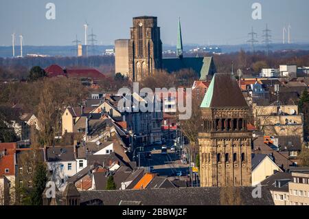 Blick über Gelsenkirchen, Richtung Norden, Stadtteil Buer, Horster Straße, vor Tum der Ludgerus-Kirche, in der hinteren Sankt Urbanus-Kirche, Germa Stockfoto