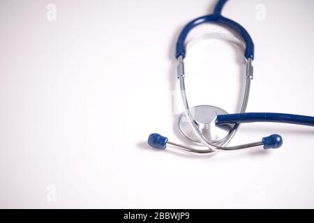 Coronavirus - Covid19 Turquoise Medical Mask. Gesichtsmaskenschutz vor Verschmutzung, Viren, Grippe und Coronavirus. Gesundheitswesen und chirurgisches Konzept. St Stockfoto