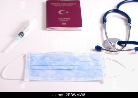 Coronavirus - Covid19 Turquoise Medical Mask. Gesichtsmaskenschutz vor Verschmutzung, Viren, Grippe und Coronavirus. Gesundheitswesen und chirurgisches Konzept. St Stockfoto