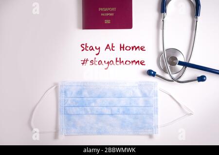 Coronavirus - Covid19 Turquoise Medical Mask. Gesichtsmaskenschutz vor Verschmutzung, Viren, Grippe und Coronavirus. Gesundheitswesen und chirurgisches Konzept. St Stockfoto