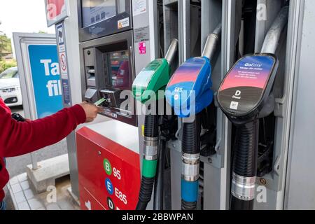 Kunden, die eine Kreditkarte verwenden, um Benzin an einer Gaspumpe in Gothenburg, Schweden, Europa zu bezahlen Stockfoto