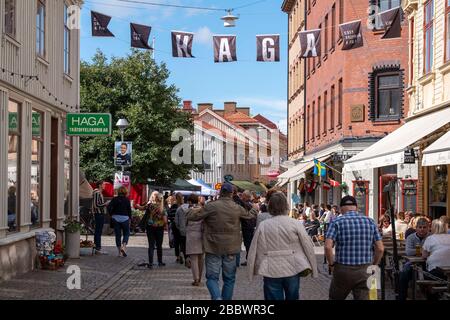 Menschen, die auf den Straßen des Haga Quarters in Gothenburg, Schweden, Europa spazieren Stockfoto