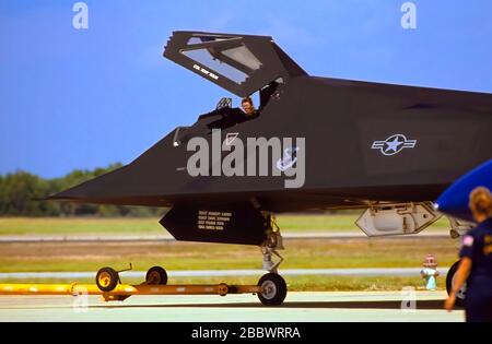 Camp Springs Maryland, USA, 19. Mai 1990 EIN Stealth-Kampfflugzeug vom Typ Lockheed F-117 Nighthawk wird entlang der Fluglinie auf der Andrews Air Force Base in Vorbereitung auf einen Demonstrationsflug während der jährlichen Flugshow bestaxt Stockfoto