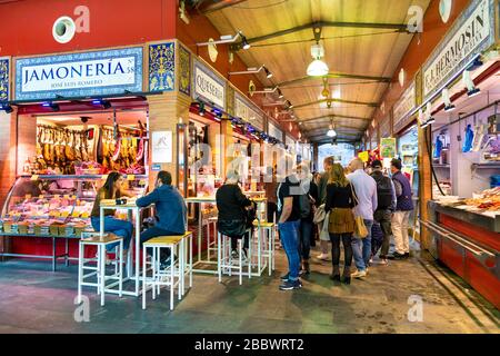 DELI-Stände mit Fleisch und Käse und Tapas auf dem Triana-Markt (Mercado de Triana), Sevilla, Andalusien, Spanien Stockfoto