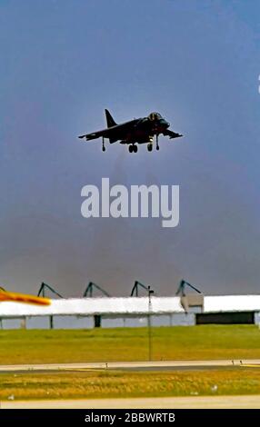 Camp Springs Maryland, USA, 19. Mai 1990 EINE McDonnell Douglas USMC AV-8B Harrier, die ihre Hover-Fähigkeiten während der jährlichen Luftausstellung auf der Andrews Air Force Base demonstriert Stockfoto