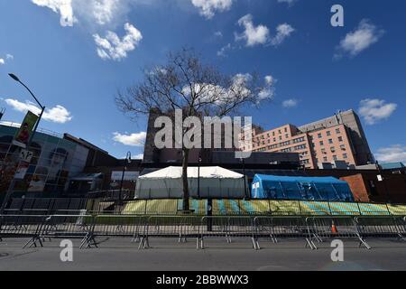 New York City, USA. April 2020. Barrikaden, die eingerichtet wurden, um Personen in der Warteschlange für COVID-19-Tests zu halten, werden vor dem Elmhurst Hospital Center im New Yorker Stadtbezirk Queens, New York, am 1. April 2020 leer gesehen. Die medizinischen Mitarbeiter vor Ort warten immer noch auf die Patienten, die getestet werden müssen, da die Zahl der Todesopfer durch das Coronoviren am 31. März 2020 1000 überschreitet. (Anthony Behar/Sipa USA) Credit: SIPA USA/Alamy Live News Stockfoto