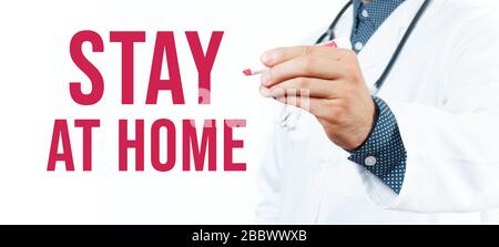 Konzept der Quarantäne von Coronavirus. 2019-nCoV. Doktor schreibt das Wort Bleib zu Hause. Stockfoto