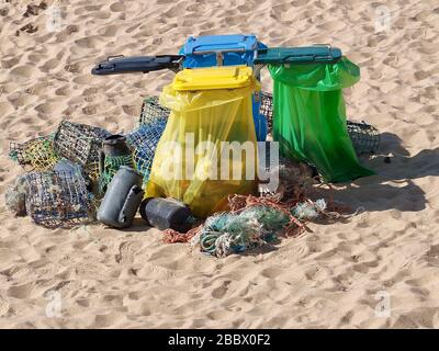 Abfalltrennung an einem Strand mit Fischfallen Stockfoto