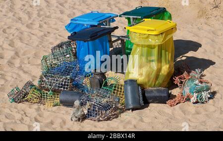 Abfalltrennung an einem Strand mit Fischfallen Stockfoto