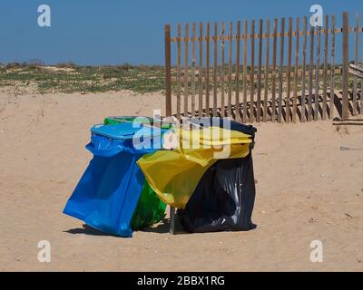 Abfalltrennung an einem Algarve-Strand Stockfoto