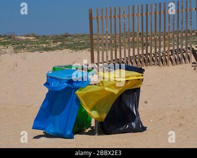 Abfalltrennung an einem Algarve-Strand Stockfoto