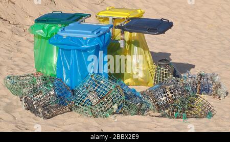 Abfalltrennung an einem Strand mit Fischfallen Stockfoto