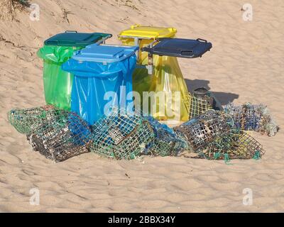 Abfalltrennung an einem Strand mit Fischfallen Stockfoto