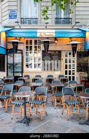 Sitzgelegenheiten im Freien in La Chaumiere (The Cottage) - ein Café in Ile Saint Louis, Paris, Ile-de-France, Frankreich Stockfoto