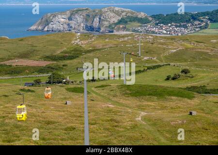 Llandudno Seilbahnen, die den Great Orme aufsteigen, im Badeort Llandudno im Conwy County Borough, Wales. Die längste Seilbahn Großbritanniens. Stockfoto