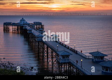 Sommeraufgang am Llandudno Pier, Badeort Llandudno, Nordwales, Großbritannien. Mit 2.295 Fuß ist der Pier der längste in Wales. Stockfoto