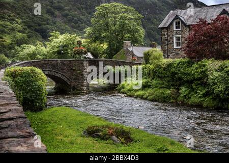 Brücke über den Fluß Glaslyn in Beddgelert, Snowdonia-Nationalpark, Gwynedd, Wales, UK Stockfoto