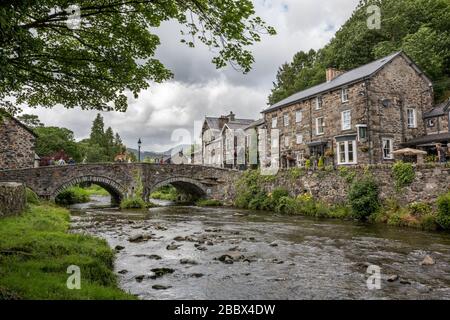 Brücke über den Fluß Glaslyn in Beddgelert, Snowdonia-Nationalpark, Gwynedd, Wales, UK Stockfoto