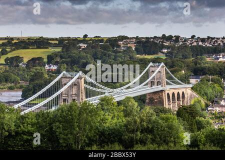 Die Menai Hängebrücke verbindet die Insel Anglesey mit Festland Wales, entworfen von Thomas Telford und eröffnet im Jahr 1826 Stockfoto