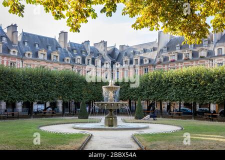 Übung am frühen Morgen an der Place des Vosges in den Marais, Paris, Ile-de-France, Frankreich Stockfoto