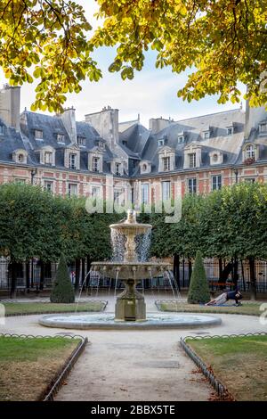 Übung am frühen Morgen an der Place des Vosges in den Marais, Paris, Ile-de-France, Frankreich Stockfoto