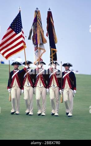 Washington DC. USA, 1992 Mitglieder der United States Army Third Infantry Old Guard Ceremonial Unit Color Guard marschieren während der Zeremonie auf dem Gelände des Washington Monument. Stockfoto