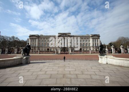 London, Großbritannien. April 2020. Tag Nine of Lockdown in London. Der Buckingham Palace ist um 11:00 Uhr fast verlassen, was normalerweise zu der Zeit ist, als es sehr beschäftigt ist mit Touristen, die den Wachwechsel beobachten. Das Land befindet sich aufgrund der COVID-19-Coronavirus-Pandemie in der Sperrstelle. Die Menschen dürfen nicht nach Hause gehen, außer bei minimalem Lebensmitteleinkauf, medizinischer Behandlung, Bewegung - einmal am Tag und wesentlicher Arbeit. COVID-19 Coronavirus Lockdown, London, Großbritannien, am 1. April 2020 Credit: Paul Marriott/Alamy Live News Stockfoto