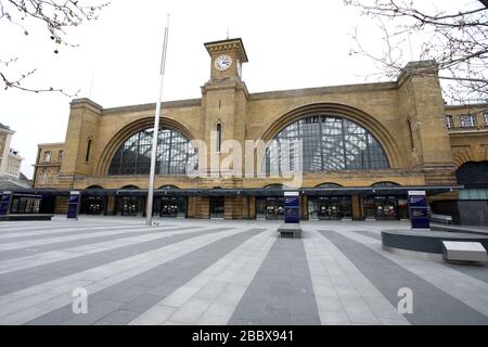 London, Großbritannien. April 2020. Tag Nine of Lockdown in London. Kings Cross Station sieht um 15.00 Uhr unheimlich ruhig aus. Das Land befindet sich aufgrund der COVID-19-Coronavirus-Pandemie in der Sperrstelle. Die Menschen dürfen nicht nach Hause gehen, außer bei minimalem Lebensmitteleinkauf, medizinischer Behandlung, Bewegung - einmal am Tag und wesentlicher Arbeit. COVID-19 Coronavirus Lockdown, London, Großbritannien, am 1. April 2020 Credit: Paul Marriott/Alamy Live News Stockfoto