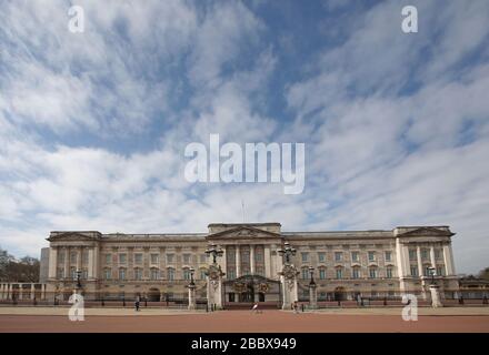 London, Großbritannien. April 2020. Tag Nine of Lockdown in London. Eine Familie, die vor den Toren des Buckingham Palace schaukelt, der um 11 Uhr fast verlassen ist, normalerweise ist es zu der Zeit sehr beschäftigt mit Touristen, die den Wachwechsel beobachten. Das Land befindet sich aufgrund der COVID-19-Coronavirus-Pandemie in der Sperrstelle. Die Menschen dürfen nicht nach Hause gehen, außer bei minimalem Lebensmitteleinkauf, medizinischer Behandlung, Bewegung - einmal am Tag und wesentlicher Arbeit. COVID-19 Coronavirus Lockdown, London, Großbritannien, am 1. April 2020 Credit: Paul Marriott/Alamy Live News Stockfoto