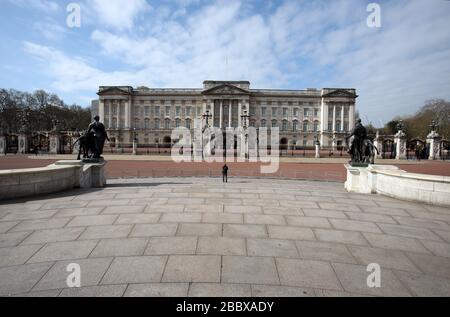 London, Großbritannien. April 2020. Tag Nine of Lockdown in London. Der Buckingham Palace ist um 11:00 Uhr fast verlassen, was normalerweise zu der Zeit ist, als es sehr beschäftigt ist mit Touristen, die den Wachwechsel beobachten. Das Land befindet sich aufgrund der COVID-19-Coronavirus-Pandemie in der Sperrstelle. Die Menschen dürfen nicht nach Hause gehen, außer bei minimalem Lebensmitteleinkauf, medizinischer Behandlung, Bewegung - einmal am Tag und wesentlicher Arbeit. COVID-19 Coronavirus Lockdown, London, Großbritannien, am 1. April 2020 Credit: Paul Marriott/Alamy Live News Stockfoto