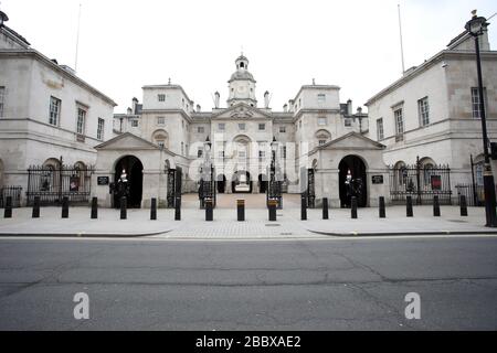 London, Großbritannien. April 2020. Tag Nine of Lockdown in London. Die Whitehall Road ist desertiert, als Soldaten der Household Cavalry den Eingang zur Horse Guards Parade bewachen. Das Land befindet sich aufgrund der COVID-19-Coronavirus-Pandemie in der Sperrstelle. Die Menschen dürfen nicht nach Hause gehen, außer bei minimalem Lebensmitteleinkauf, medizinischer Behandlung, Bewegung - einmal am Tag und wesentlicher Arbeit. COVID-19 Coronavirus Lockdown, London, Großbritannien, am 1. April 2020 Credit: Paul Marriott/Alamy Live News Stockfoto