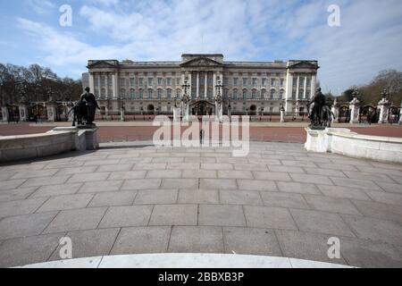 London, Großbritannien. April 2020. Tag Nine of Lockdown in London. Der Buckingham Palace ist um 11:00 Uhr fast verlassen, was normalerweise zu der Zeit ist, als es sehr beschäftigt ist mit Touristen, die den Wachwechsel beobachten. Das Land befindet sich aufgrund der COVID-19-Coronavirus-Pandemie in der Sperrstelle. Die Menschen dürfen nicht nach Hause gehen, außer bei minimalem Lebensmitteleinkauf, medizinischer Behandlung, Bewegung - einmal am Tag und wesentlicher Arbeit. COVID-19 Coronavirus Lockdown, London, Großbritannien, am 1. April 2020 Credit: Paul Marriott/Alamy Live News Stockfoto