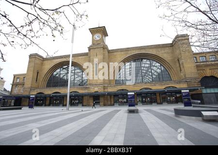 London, Großbritannien. April 2020. Tag Nine of Lockdown in London. Der Bahnhof Kings Cross ist fast ohne Menschen, auch wenn er am Nachmittag 3,05 ist. Das Land befindet sich aufgrund der COVID-19-Coronavirus-Pandemie in der Sperrstelle. Die Menschen dürfen nicht nach Hause gehen, außer bei minimalem Lebensmitteleinkauf, medizinischer Behandlung, Bewegung - einmal am Tag und wesentlicher Arbeit. COVID-19 Coronavirus Lockdown, London, Großbritannien, am 1. April 2020 Credit: Paul Marriott/Alamy Live News Stockfoto