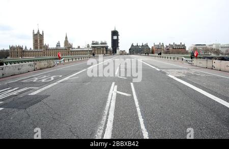 London, Großbritannien. April 2020. Tag Nine of Lockdown in London. Westminster Bridge, die fast keinen Verkehr hat, da sich das Land aufgrund der COVID-19-Coronavirus-Pandemie im Sperrfall befindet. Die Menschen dürfen nicht nach Hause gehen, außer bei minimalem Lebensmitteleinkauf, medizinischer Behandlung, Bewegung - einmal am Tag und wesentlicher Arbeit. COVID-19 Coronavirus Lockdown, London, Großbritannien, am 1. April 2020 Credit: Paul Marriott/Alamy Live News Stockfoto