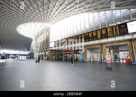 London, Großbritannien. April 2020. Tag Nine of Lockdown in London. Der Bahnhof Kings Cross ist fast ohne Menschen, auch wenn er am Morgen 10,20 ist. Das Land befindet sich aufgrund der COVID-19-Coronavirus-Pandemie in der Sperrstelle. Die Menschen dürfen nicht nach Hause gehen, außer bei minimalem Lebensmitteleinkauf, medizinischer Behandlung, Bewegung - einmal am Tag und wesentlicher Arbeit. COVID-19 Coronavirus Lockdown, London, Großbritannien, am 1. April 2020 Credit: Paul Marriott/Alamy Live News Stockfoto