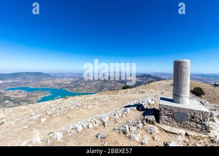 Blick vom Gipfel des Cerro Coros auf die mediterrane Landschaft im Naturpark Sierra de Grazalema, Andalusien, Spanien. Stockfoto