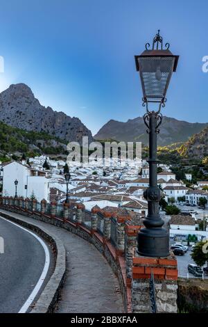 Abend in Grazalema in der Sierra de Grazalema, einer der berühmten weißen Städte Andalusiens, Spanien. Stockfoto